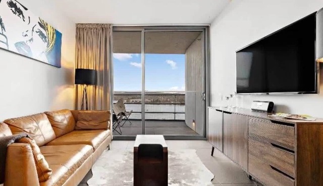 Charming 1-Bedroom Apartment with Lake Views