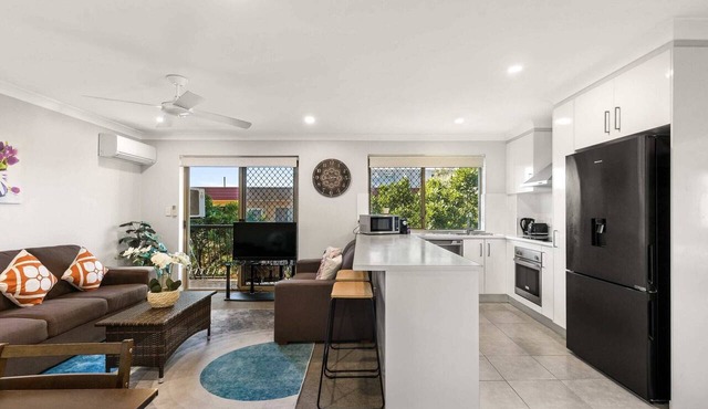 Charming 3-bed Apartment near Local Shops