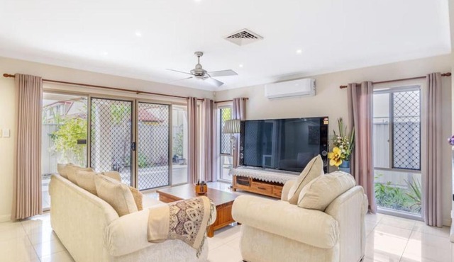 Charming 4BR House and Cozy Garden