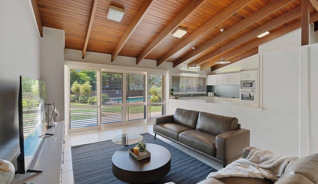 Charming 4BR House w/Parking near Sunnybank