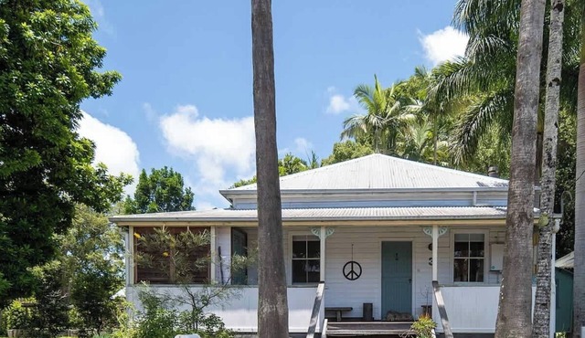 Charming Bangalow Cottage | Walk to Cafés & Shops