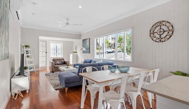 Charming Cottage Short Distance to CBD with Parking in Brisbane
