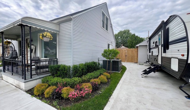 Charming & Elegant Windsor Border Escape: Hot Tub & Entertainment in Windsor