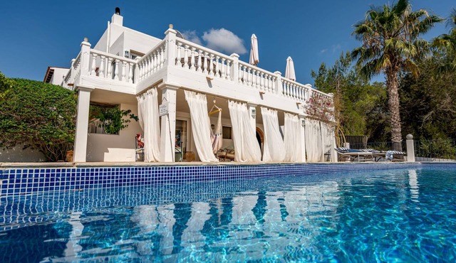 Charming holiday home 'Can Paradís' with sea views, Wi-Fi and a/c in Ibiza