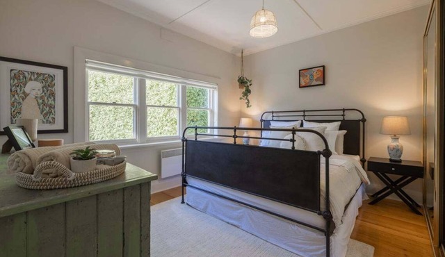 Charming Fig Tree Cottage with WiFi & Parking in Devonport