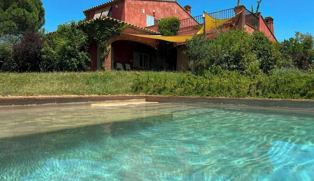 Charming House with Gardens and Pool in Empordà