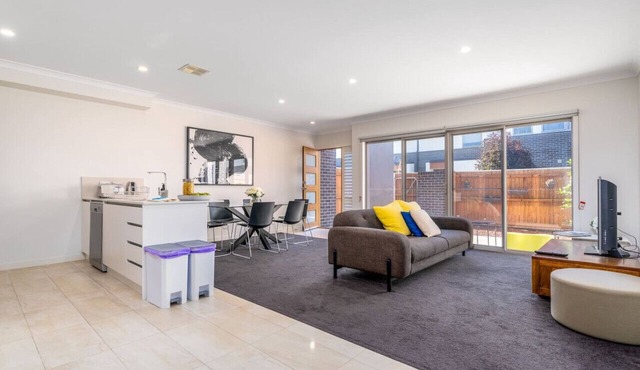 Cheerful 4BR Townhouse w/Free Parking & WIFI