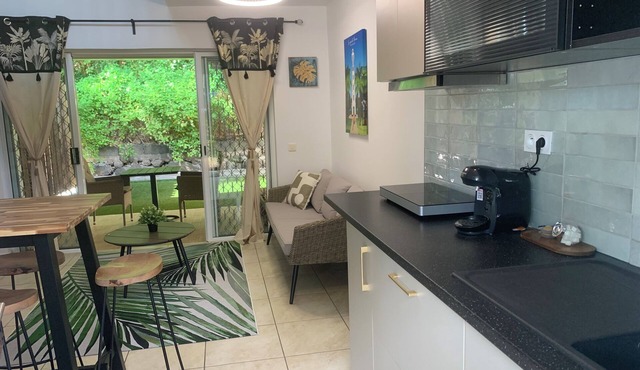 Chic 1-bedroom apartment with pool, WiFi, AC in Povai Bay near Matira Beach