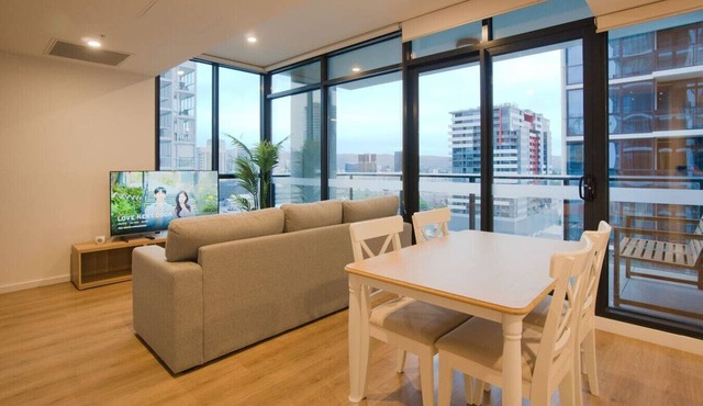 City Serenity: 2BR Apt with Pool, Gym, Steam&Sauna