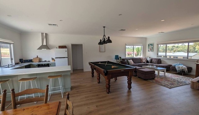 Clare Valley Escape, New home with pool table and 4 bedrooms in Leasingham