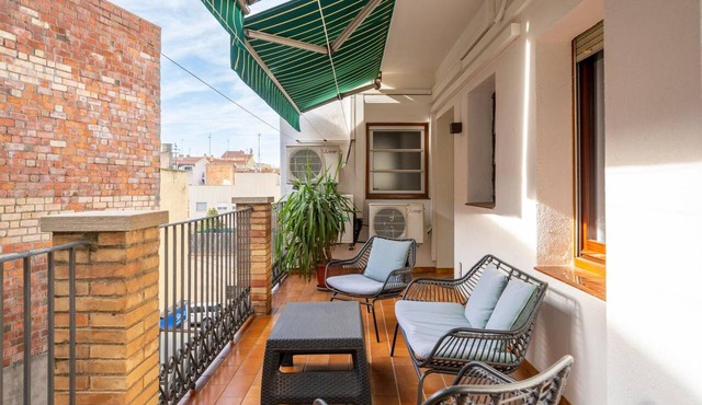 Classic Can Jeroni Apartment with Private Terrace, Wi-Fi & Air Conditioning