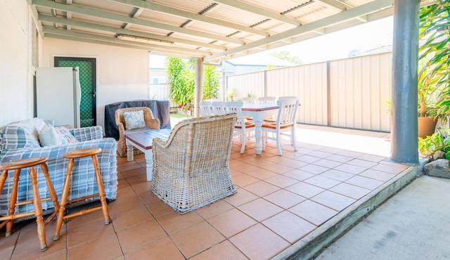 Coastal cottage with BBQ, WiFi, sunroom, parking & boat space, walking distance to RSL