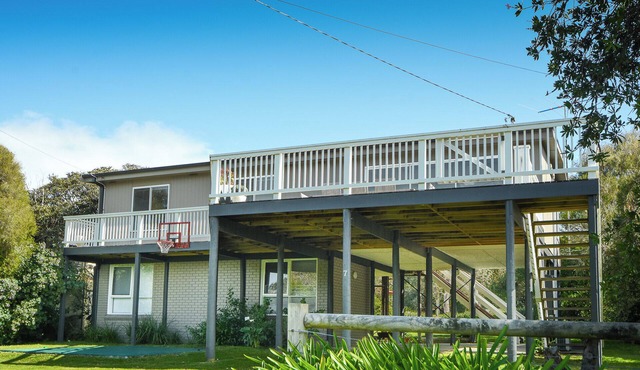 Coastal Haven, 5 minute walk to beach.