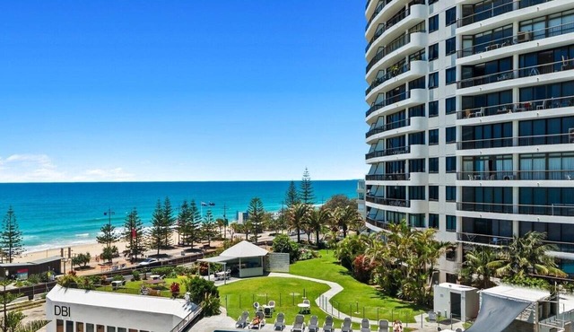 Coastal Oasis | Sleeps 5 | Beach View + Pool & Gym