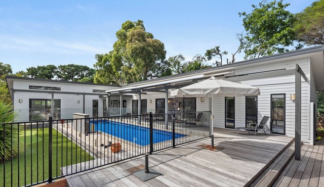 Coastal Rural Retreat with luxury swimming pool, golf putting green,pet friendly