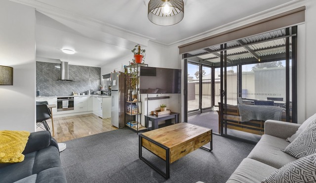 Comfort behind Crouch In CBD, newly renovated, perfect for the family & pets