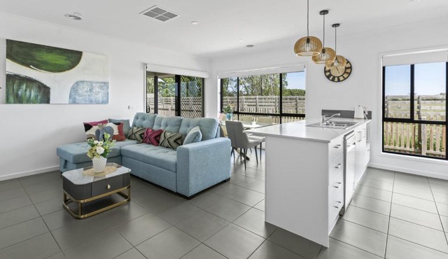 Comfort Retreat VIC Officer 5BR WiFi Parking