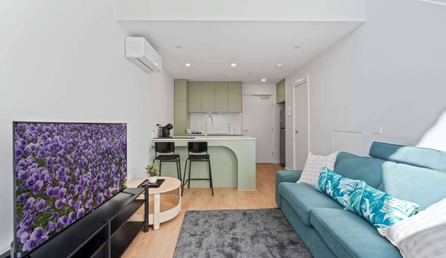 Comfortable 1-Bed Retreat with Courtyard & Parking