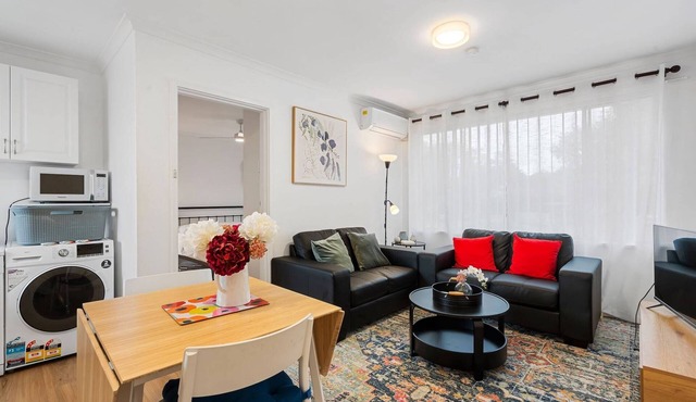 Comfortable 1-Bed Retreat Near Canberra City in Lyons