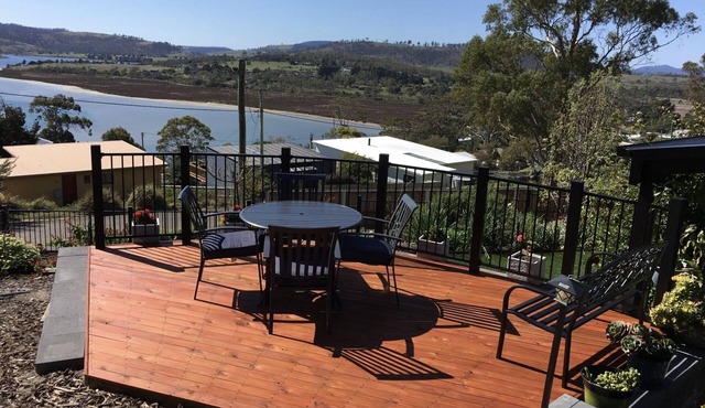 Comfortable studio apartment overlooking the beautiful Carlton River