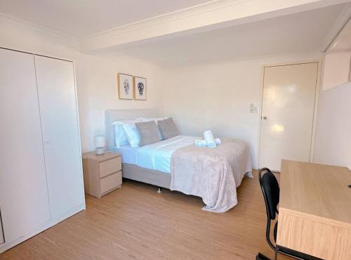 Comfy unit near Garden City Westfield Street Parking