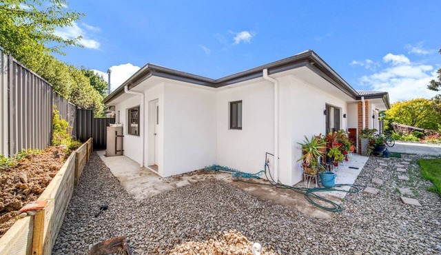 Cosy Kambah 1 Bedroom Near Shops & Parks
