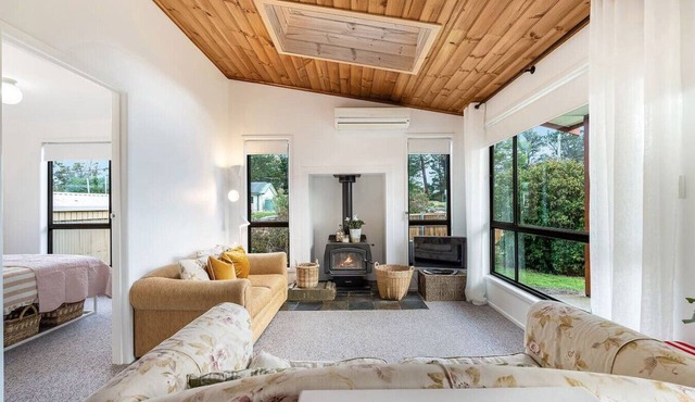 Cosy Shack - Steps from Beach
