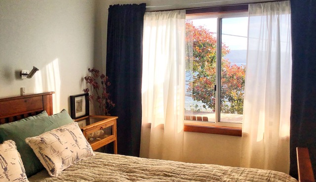 Cottage overlooking marine reserve - 1 minute to beach