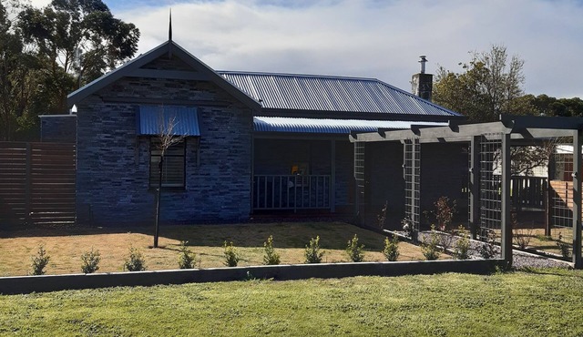 Cottage - renovated with lounge, bedroom, bathroom and kitchenette