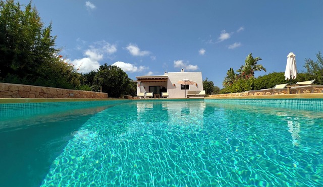 COUNTRY HOUSE, FOR 6 PEOPLE, WITH 4 BATHROOMS, PRIVATE POOL, FREE WIFI AND A/C