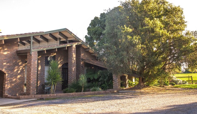 Country lifestyle on acres 4 minute drive from the Main Street