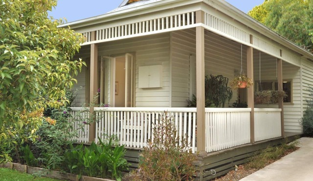 Courtyard Cottage - Vintage Beauty, Walk To Town. Pet-friendly. Garden & deck.