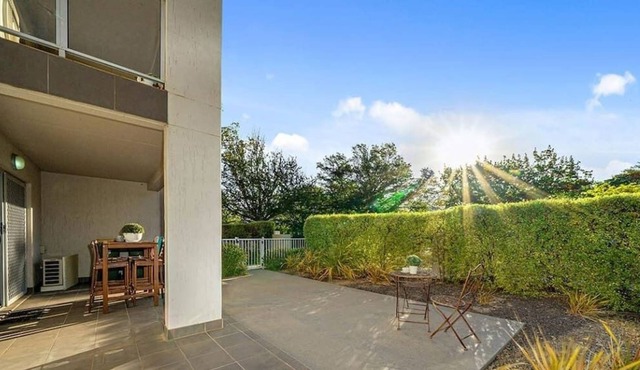 Courtyard ground floor Apt 2 Bed, 1 Bath, 1 Car