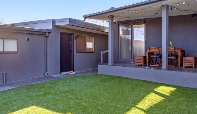 Cozy 1-Bed Studio Near Cafes and Shops