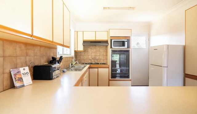 Cozy 4BR Family Cottage Near Westfield - 39