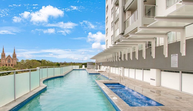 Cozy, fully equipped 1BR apartment. Access to resort incl pool, gym, sauna.
