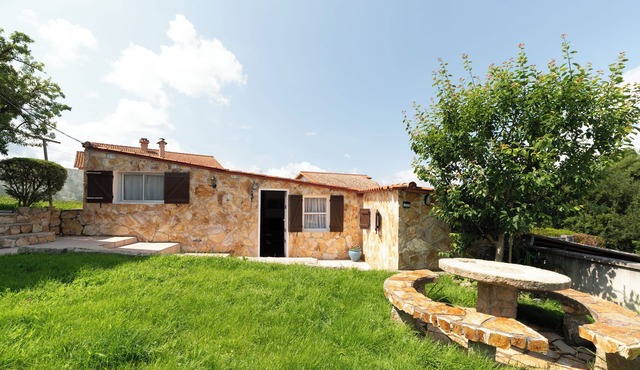 Cozy house for 3 w/ parking 5 min. from the beach