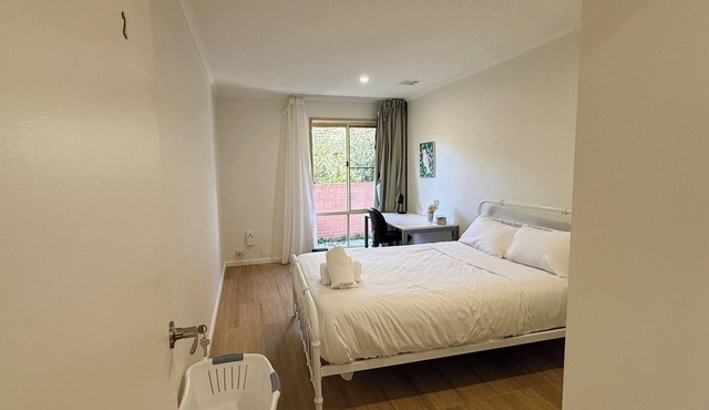 Cozy King Room | 5-Min Walk to ANU | Near City