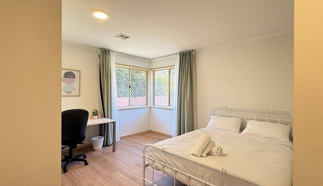 Cozy King Room | 5-Min Walk to ANU | Close to City