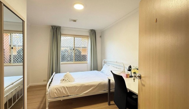 Cozy Queen Room | 5-Min Walk to ANU | Near City