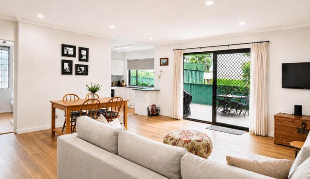 Cronulla courtyard unit, 10 mins walk to Beach & Bay