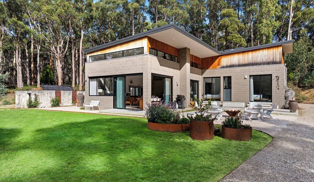 Daylesford retreat on 6 acres, sleeps 8 w/firepit