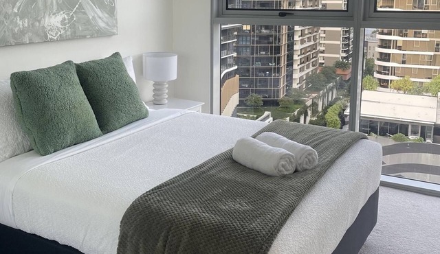 Dean’s Place- Top-floor Luxury Stay in the City with View 15mins frm the Airport in Newstead