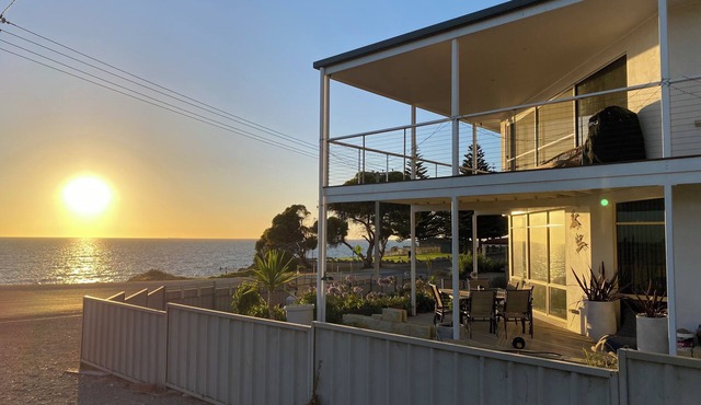 Deckadence Seafront-amazing water views- open for holidays in Edithburgh