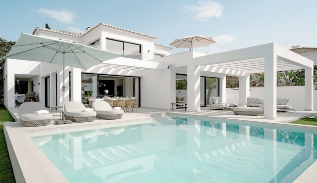Delightful 4 Bed Villa with pool close to the beach in Las Chapas