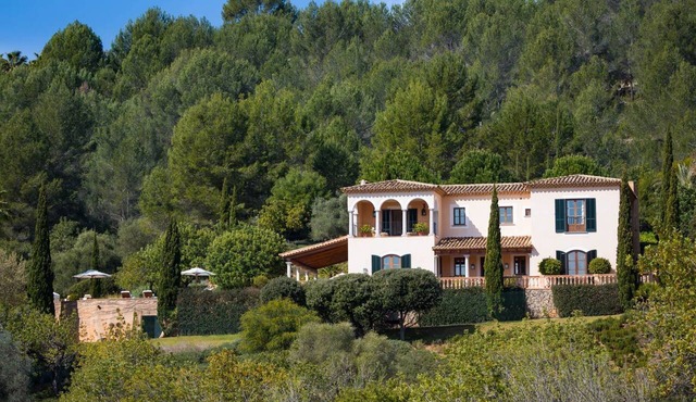 Deluxe Alaro - Four Bedroom Villa, Sleeps 8