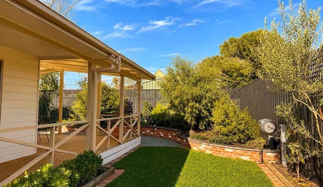Dogs inside and on couches! Secure fencing. 500 metres to dog friendly bay beach