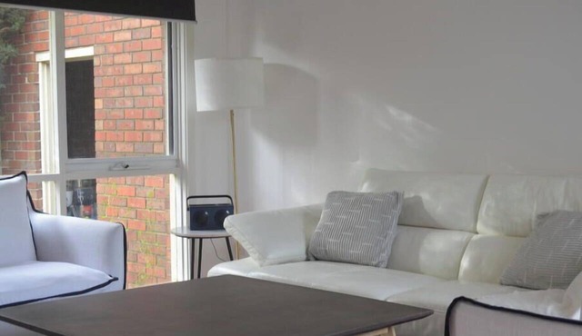 Donvale holiday home relaxing .15 minutes drive to CBD one minute walk to bus s