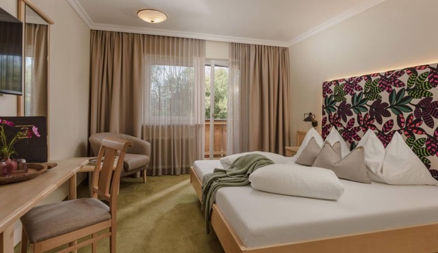 Doppelzimmer mit Dusche, WC - Sport- und Familienhotel Bärenwirt in Aich-Assach