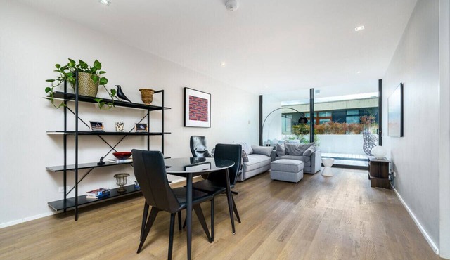 Elegant Apartment in Kingston Foreshore